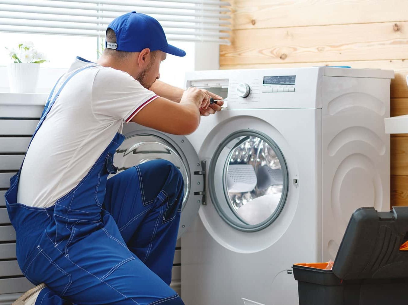 Técnico del servicio técnico Balay reparando electrodoméstico en Palencia